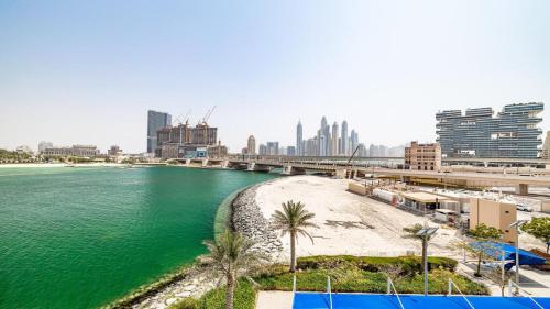 Hashtag Holiday Home - Luxury 2BDR Apartment on The Palm Azure Residences - image 2