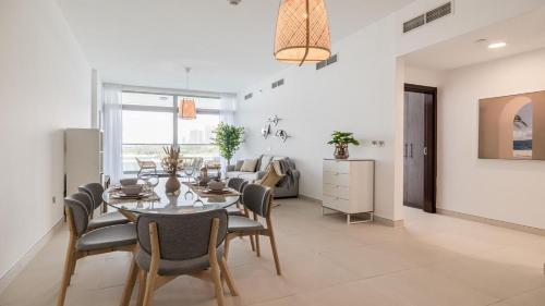 Hashtag Holiday Home - Luxury 2BDR Apartment on The Palm Azure Residences - image 5