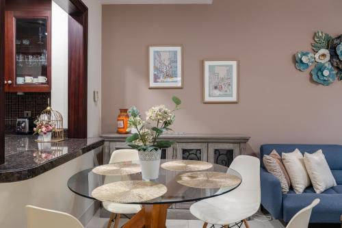 1 Bedroom Apartment in Downtown Old Town with Garden View - image 3