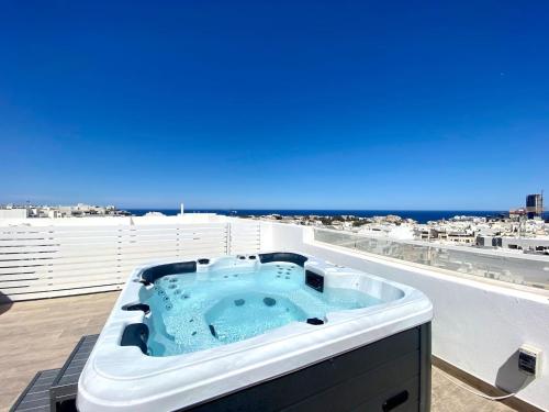 Unique Penthouse with private heated Jacuzzi, close to restaurants and night life, Is-Swieqi (fotografie 9)
