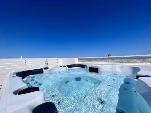 Unique Penthouse with private heated Jacuzzi, close to restaurants and night life, Is-Swieqi (fotografie 10)