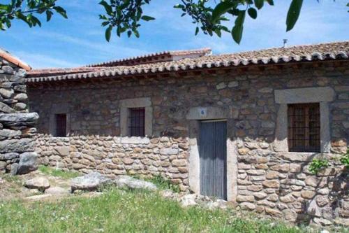 Tía Clotilde es una casa grande ideal para familias y grupos de amigos (Tia Clotilde es una casa grande ideal para familias y grupos de amigos) in Navatejares