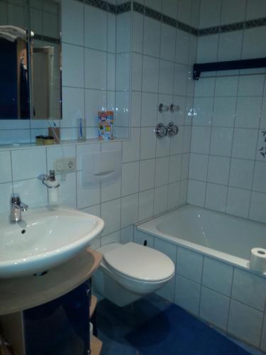Bathroom, Ferienwohnung Nebenan in Ebern