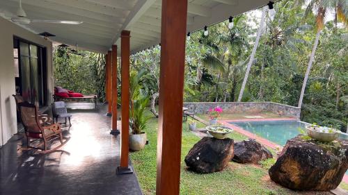 King Room with Garden View image 3