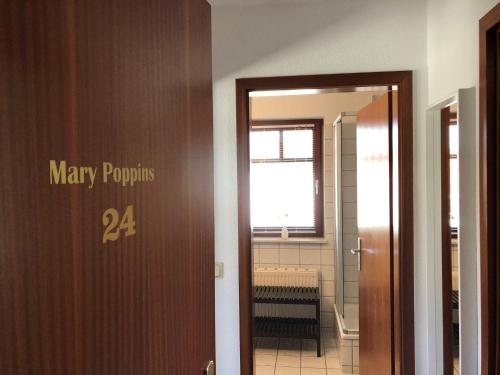 Ferienwohnung-Mary-Poppins-mit-Balkon-zwischen-Strand-Wald-Wiese-im-Suedosten-der-Insel-Ruegen in Gustow