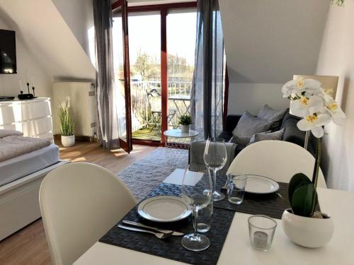 Ferienwohnung-Mary-Poppins-mit-Balkon-zwischen-Strand-Wald-Wiese-im-Suedosten-der-Insel-Ruegen in Gustow