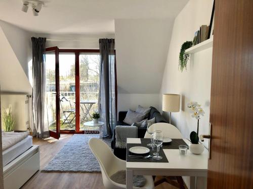 Ferienwohnung-Mary-Poppins-mit-Balkon-zwischen-Strand-Wald-Wiese-im-Suedosten-der-Insel-Ruegen in Gustow
