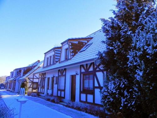 Ferienwohnung-Mary-Poppins-mit-Balkon-zwischen-Strand-Wald-Wiese-im-Suedosten-der-Insel-Ruegen in Gustow