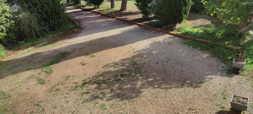 Joli Gîte de 55M2 d'entressen dans Mas en campagne avec piscine jeux d'extérieurs pour enfants terrain de pétanque