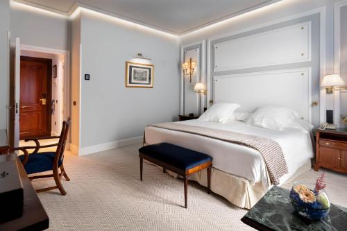 Superior Double Room with Terrace - The Wellington Club image 10