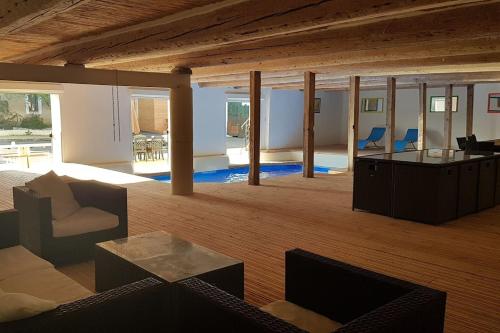 Maison de 6 chambres avec piscine interieure jardin clos et wifi a Lespignan