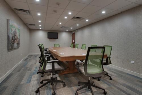 Holiday Inn Express & Suites Aurora - Naperville an IHG Hotel - image 12