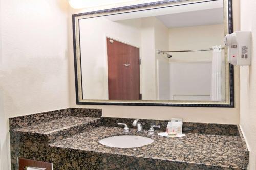 Super 8 by Wyndham Austin/Airport South in Austin, USA