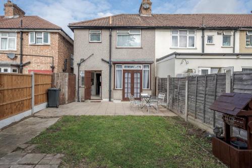 Lovely 4-BedRoom House Near Romford Station - Romford