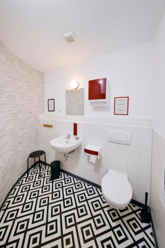 Single Room with Shared Bathroom image 10