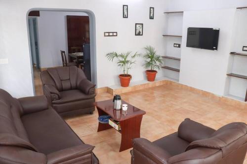 Madura Homestay - Gorgeous Home with 2BHK 5 minutes from NH44 Thiruparangundram