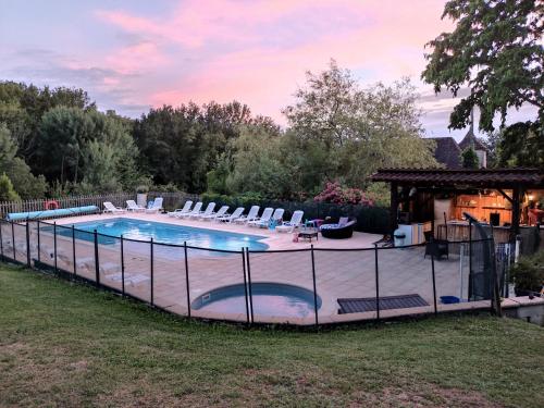 Peldbaseins, Domaine Pagel Gîte nature piscine chauffée vaste jardin avec activités enfants (Domaine Pagel Gite nature piscine chauffee vaste jardin avec activites enfants) in Catus