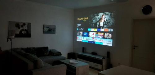 EasyStay#4 Home Cinema Ferienwohnung in Kliniknähe mit Balkon, Boxspringbett & Netflix