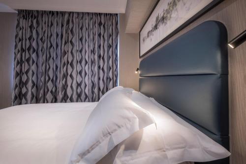 City Sleeper at Royal National Hotel - image 2