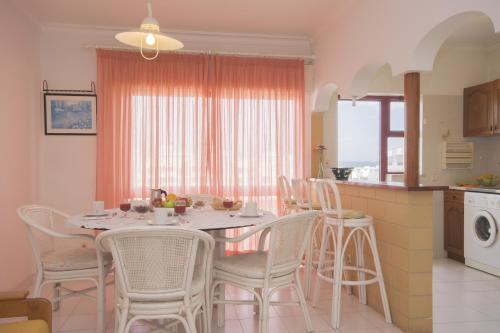 2 bedrooms, 4 beds