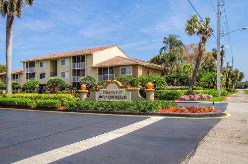 Luxurious Apartments with Pool and Gym at Boynton Beach in Boynton Beach, USA