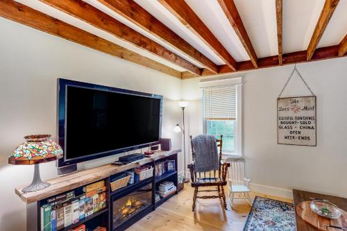 Cozy Modern Farmhouse in Wallingford, USA