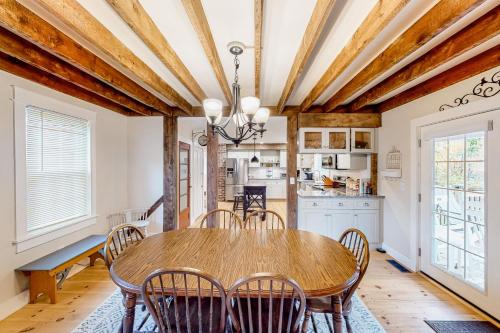 Cozy Modern Farmhouse in Wallingford, USA