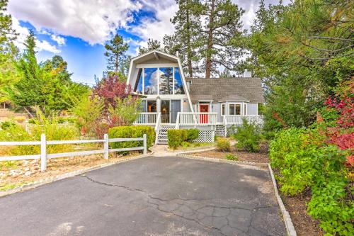 Château Forêt in Big Bear with Hiking Trail Access in Big Bear City, USA