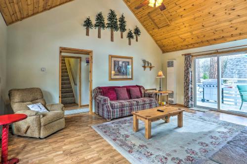 Château Forêt in Big Bear with Hiking Trail Access in Big Bear City, USA