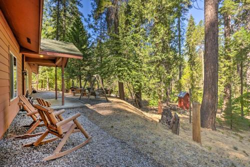 Peaceful and Private Mariposa Cabin on 2 Acres! in Midpines (CA)