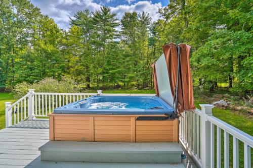 Woodstock Getaway with Hot Tub about 2 Mi to Dtwn! in West Hurley