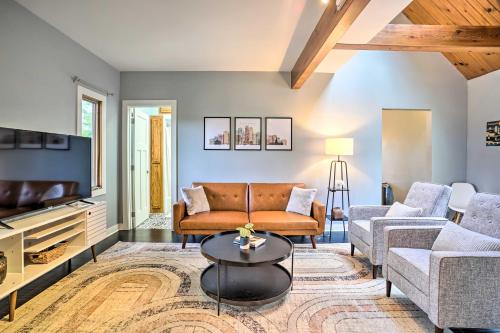 Minneapolis Townhome with Loft Less Than 3 Mi to Dtwn! in Minneapolis, USA