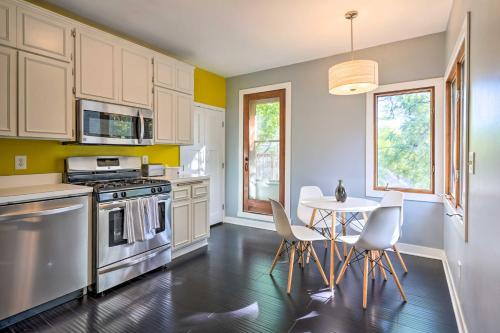 Minneapolis Townhome with Loft Less Than 3 Mi to Dtwn! in Minneapolis, USA