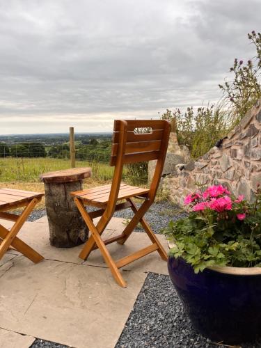 Hilltop Hideaway - Secluded pod with private hot tub in เบลลีค