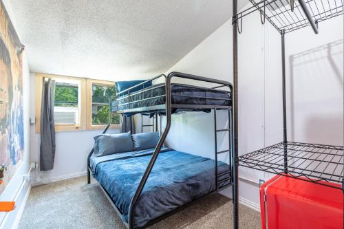 1 double bed, 1 twin bed