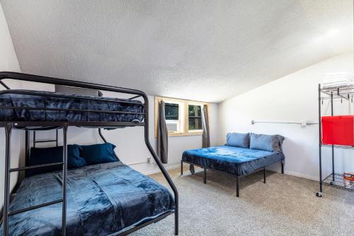 1 queen bed, 1 double bed, 1 twin bed