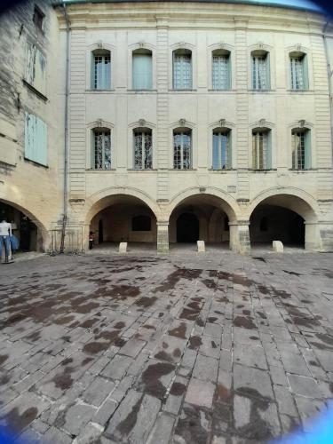 Petit cocon en plein centre historique d'Uzès - Place aux herbes en zone piétonnière chambre d'hôte Uzès