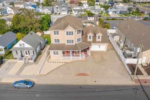 Exquisitely Large Home Block and a half to Beach