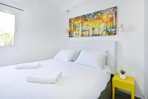 Bright 2BR Apartment with Balcony in Dizengoff by HolyGuest - image 3