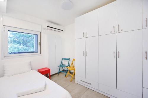 Bright 2BR Apartment with Balcony in Dizengoff by HolyGuest - image 2