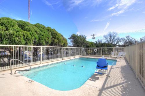 Úszómedence, Motel 6 Kerrville, TX in Kerrville