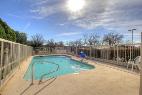 Úszómedence, Motel 6 Kerrville, TX in Kerrville