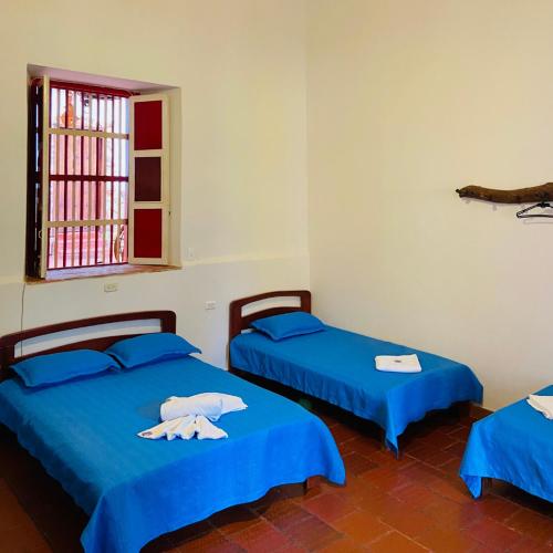 1 double bed, 2 twin beds