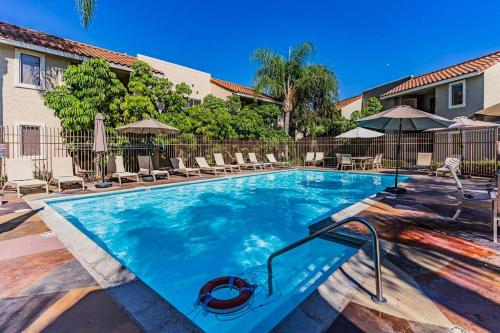 Entire Monthly 2BR Family Condo w Laundry/Gym/Pool in Miramar / Kearny Mesa