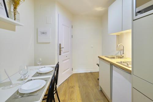 Estudios Bordadores by Valdesierra