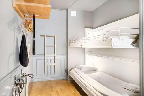 1 king bed, 1 twin bed