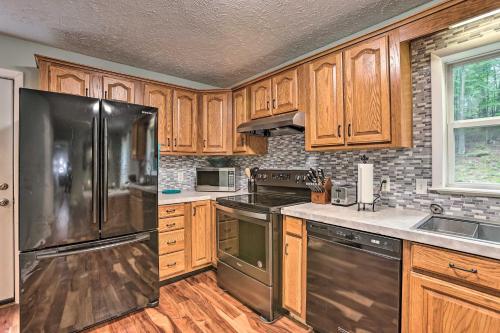 Charming Pentwater Home with Fire Pit and Yard! Charming Pentwater Home with Fire Pit and Yard!