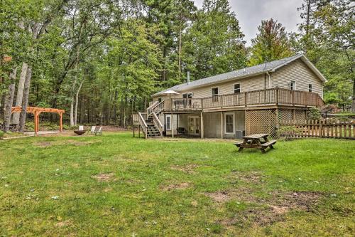 Charming Pentwater Home with Fire Pit and Yard!