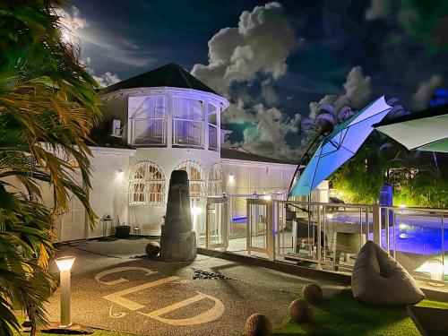 Фасада на хотела, GREEN LORD DOMAINE - Lodges Piscine & Spa - Bar & Lounge - Restaurant gastronomique in Lamentin
