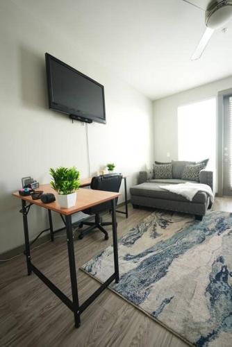 Luxe Condo Downtown, Rooftop Balcony, Fast Wifi